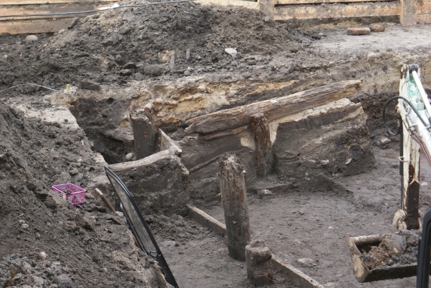 Na Głównym Rynku w Kaliszu archeolodzy odkryli dawną studnię