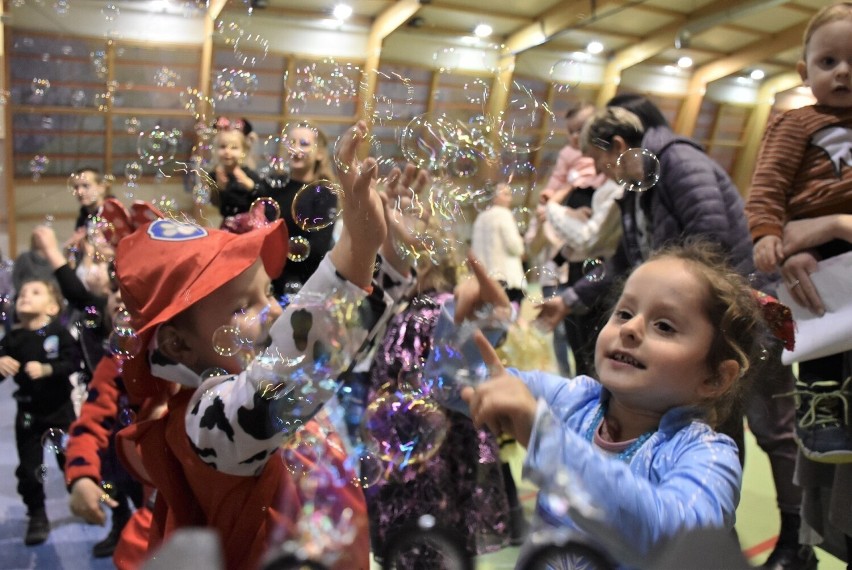 Tańce, zabawy i... mnóstwo baniek! Tak bawiły się dzieci na karnawałowym balu kostiumowym w Wierzchowie-Dworcu w gminie Człuchów FOTO