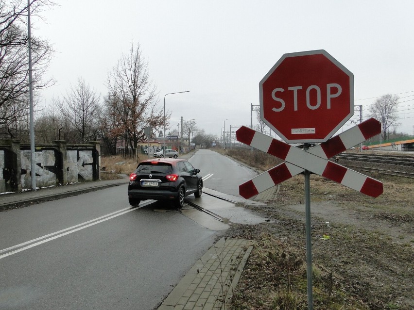 Jest znak STOP przed przejazdem kolejowym, który jest...