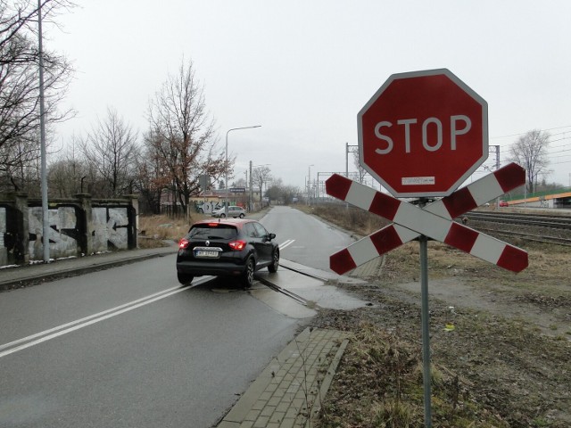 Jest znak STOP przed przejazdem kolejowym, który jest nieczynny od ponad 10 lat.