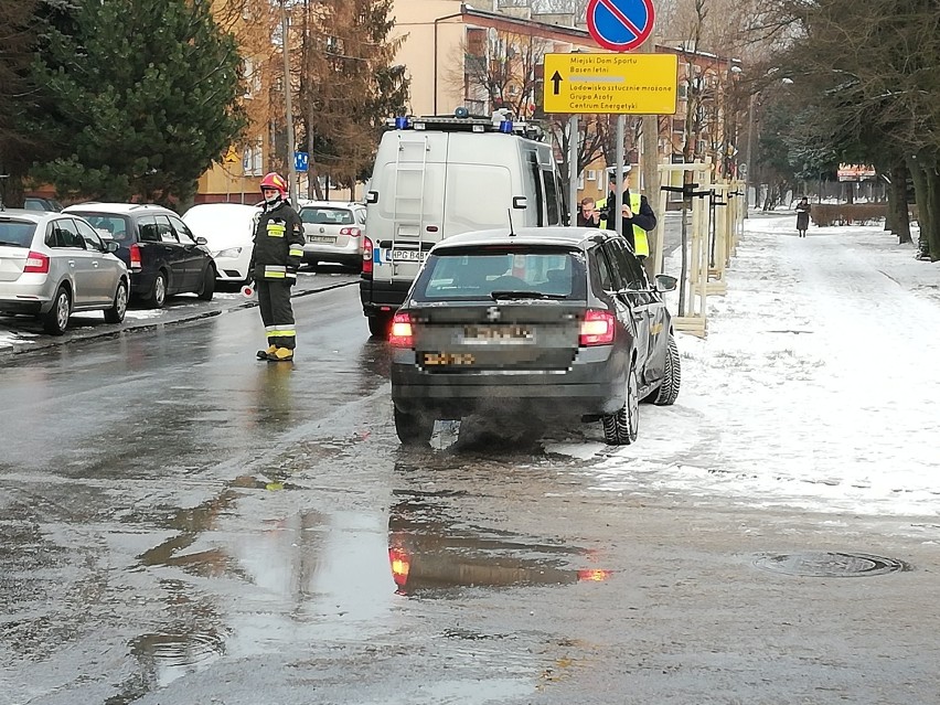 Tarnów. Zderzenie samochodów na ul. Traugutta. Jedna osoba trafiła do szpitala [ZDJĘCIA]