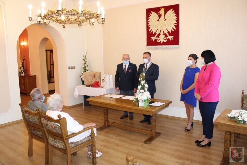 Bojanowo. Burmistrz gratulował Diamentowych Godów. Państwo Jankowiak i Panek przeżyli po 60 lat w małżeństwie [ZDJĘCIA]