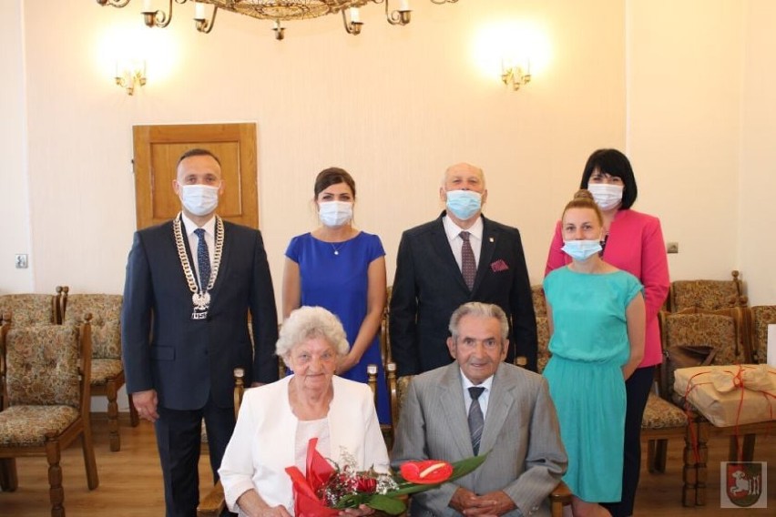 Bojanowo. Burmistrz gratulował Diamentowych Godów. Państwo Jankowiak i Panek przeżyli po 60 lat w małżeństwie [ZDJĘCIA]