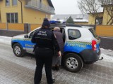 Strażnicy miejscy pomagają seniorom dostać się do punktów szczepień