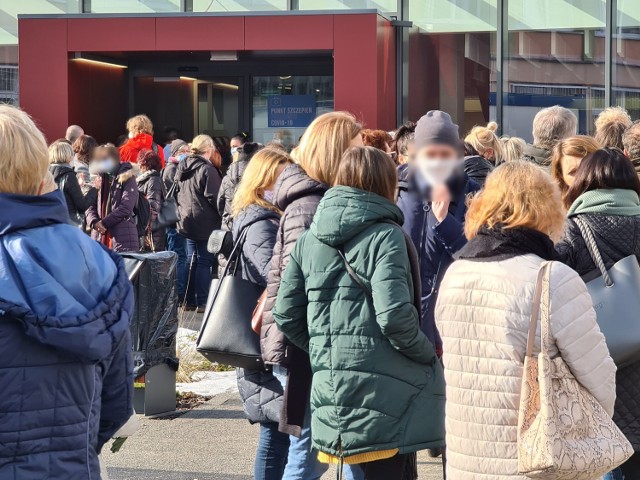 Czytelnik zadzwonił do nas we wtorek po godz. 9 wprost ze szpitala na Bielanach, gdzie odbywało się szczepienie nauczycieli przeciw COVID-19. Dziś (24.02) sytuacja wygląda podobnie! Oto nowe zdjęcia i szczegóły!

>>>>>> Czytaj dalej. Przesuwaj zdjęcia w prawo - naciśnij strzałkę lub przycisk NASTĘPNE