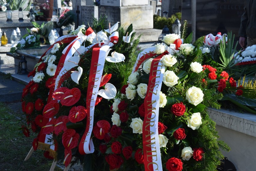 Wieńce i znicze w na grobie Janusza Kochanowskiego w 11 rocznicę tragedii smoleńskiej