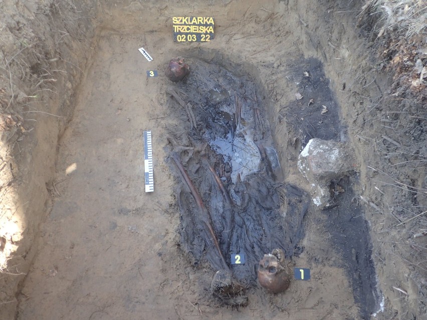 Szklarka Trzcielska: U podnóża nasypu kolejowego znaleziono wojenny grób [ZDJĘCIA]