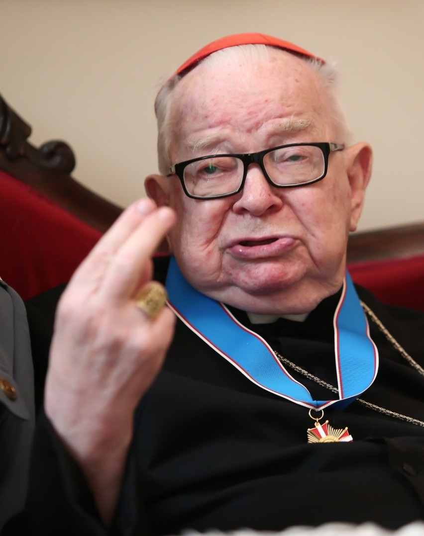 Kardynał Henryk Gulbinowicz został pozbawiony insygniów...