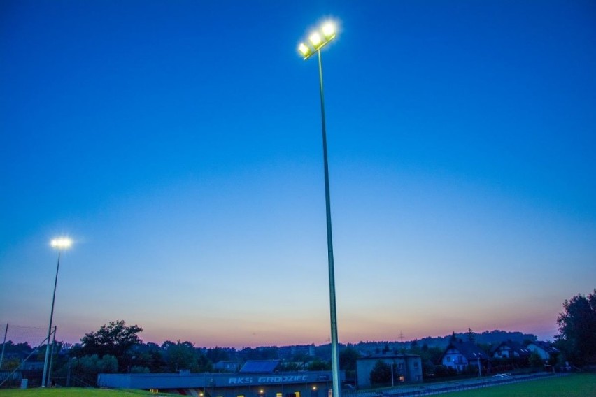 Będzin: nowe oświetlenie boiska w Grodźcu ZDJĘCIA  