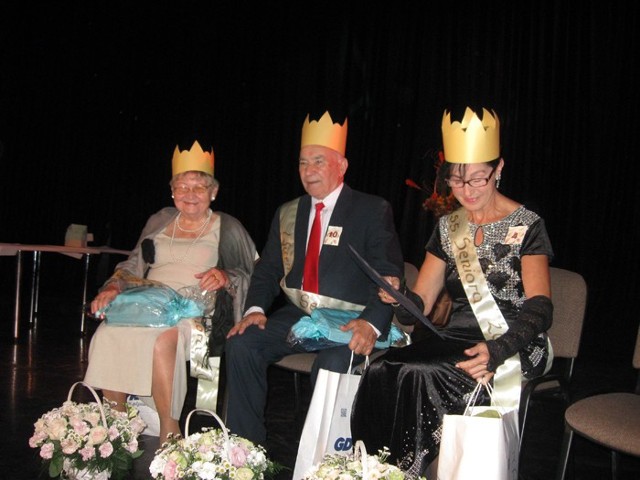 Józef Szostak (w środku) podczas jubileuszowej gali. Obok niego wicemiss oraz miss seniorów 2013.