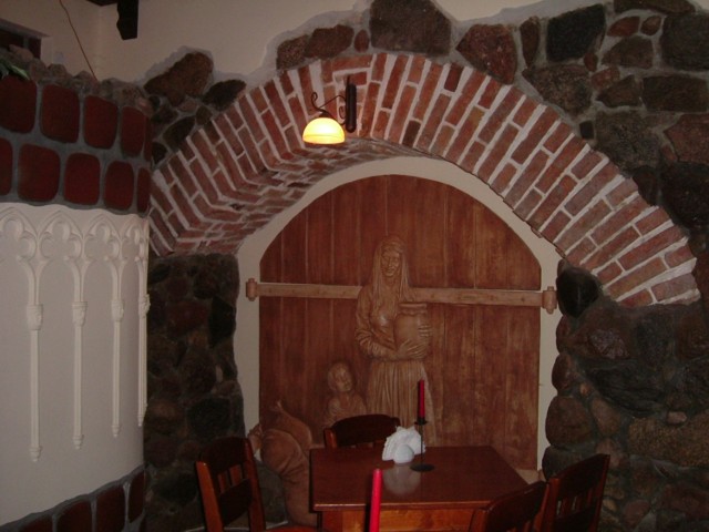 Kamienna brama między posesjami w piwnicy kamienicy przy ul. Szewskiej 5. Stan z 2007 r. Fot. M.Szajerka