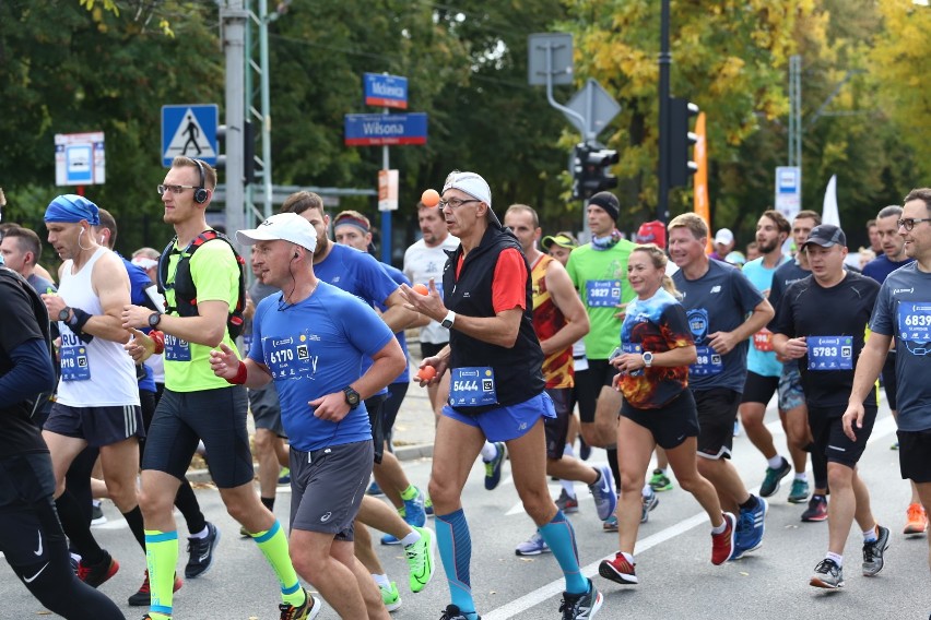 Maraton Warszawski 2019. Mieszkańcy przebiegli ulicami miasta [ZDJĘCIA]