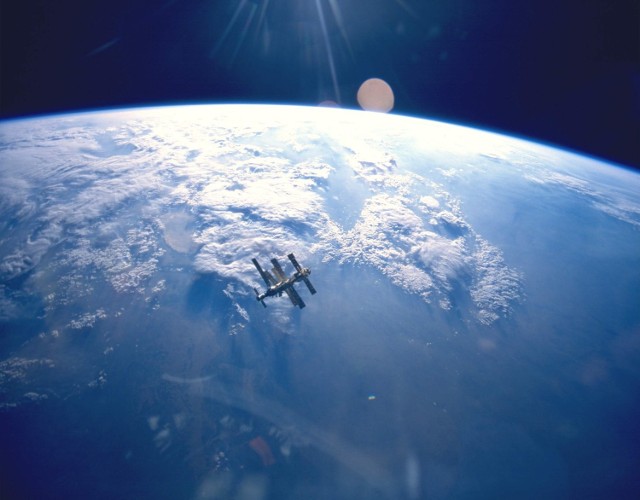 Źródłem zasilania ISS są widoczne na jej skrzydłach baterie słoneczne. Przy masie około 420 tys. kg, średnia prędkość Międzynarodowej Stacji Kosmicznej wynosi blisko 28 tys. km/h (7,7 tys. m/s).