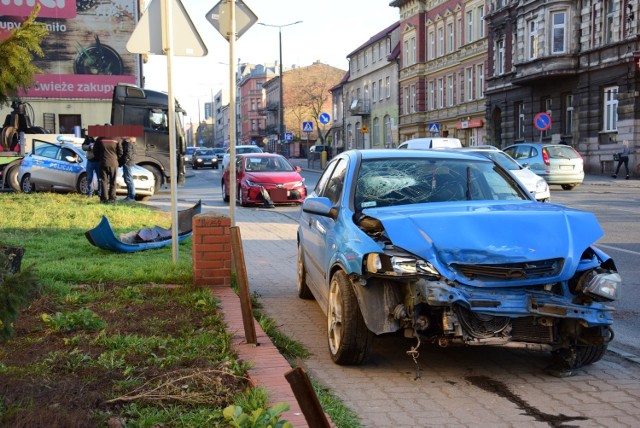 Na skrzyżowaniu ulic Dworcowej i Metalowców doszło do zderzenia trzech samochodów osobowych.