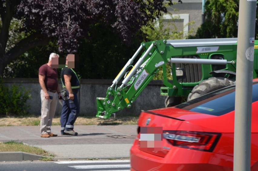 Kolizja czterech aut przy przejściu koło różowego mostu w Głogowie. W samochody uderzył ciągnik