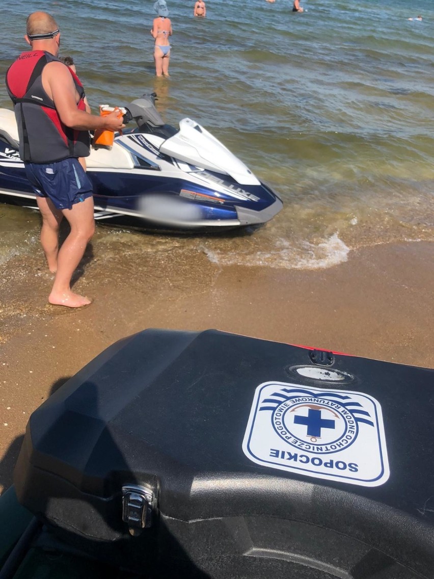 Sopot. Nierozważni sternicy podpływają skuterami pod samą plażę, tuż obok kąpiących się ludzi. To bardzo niebezpieczne