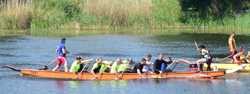 Wyścigi smoczych łodzi w Malborku [ZDJĘCIA, FILM]. Rywalizacja na Nogacie w zamkowej scenerii
