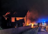 Groźny pożar w Wilkanowie. Spłonął budynek i zaparkowany obok samochód 