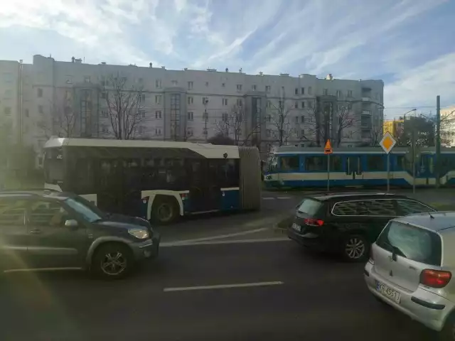 Utrudnienia w Krakowie! Na al. Pokoju doszło do zderzenia autobusu miejskiego z tramwajem linii numer 1