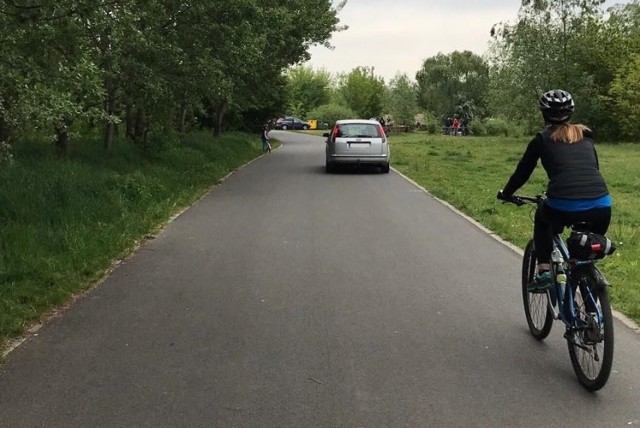 Poznaniacy narzekają, że kierowcy z w okolicach Szeląga z Wartostrady zrobili autostradę. – Auta nie tylko tarasują drogę, ale stwarzają zagrożenie dla pieszych i rowerzystów – oburzają się mieszkańcy. Straż miejska zapowiada, że będzie częściej kontrolować to miejsce.

Przejdź do kolejnego zdjęcia --->