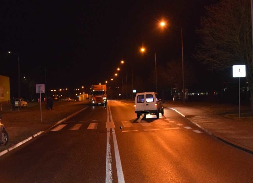 Pieszy potrącony na pasach w Bełchatowie. Mężczyzna zmarł w szpitalu