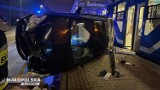 Kraków. Poważny wypadek w Nowej Hucie. Auto ścięło słup, zatrzymało się tuż przed wiatą i tramwajem