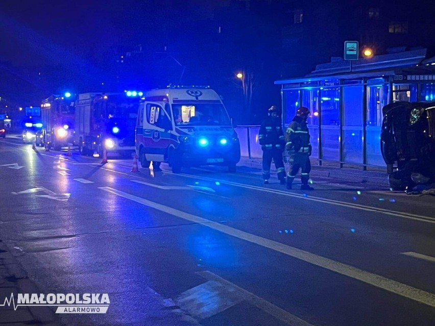 Kraków. Poważny wypadek w Nowej Hucie. Auto ścięło słup, zatrzymało się tuż przed wiatą i tramwajem