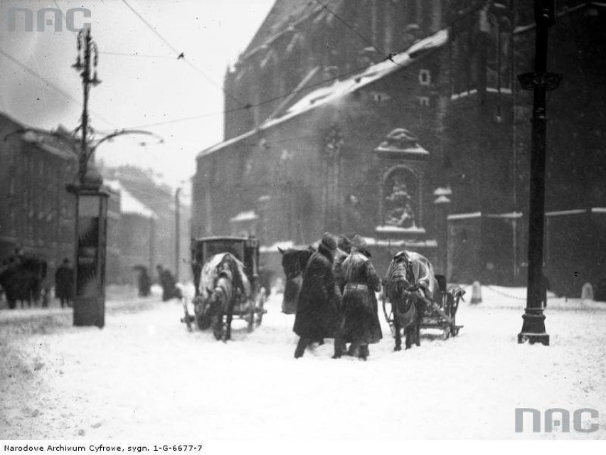 Luty 1937. Dorożka i sanie na zaśnieżonym rynku przy...
