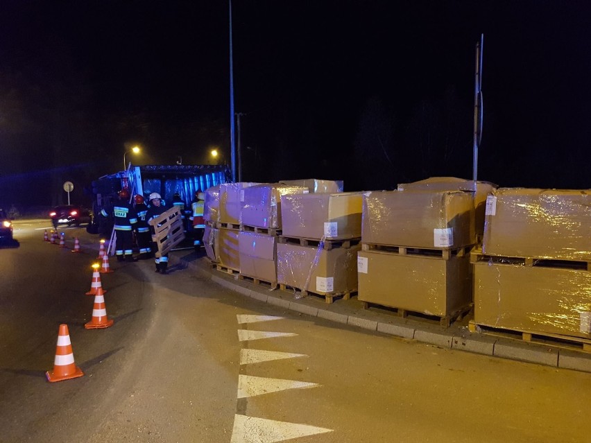 Mokrzyska: ciężarówka pełna ładunku wywróciła się na chodnik, na szczęście nie  było na nim nikogo [ZDJĘCIA]
