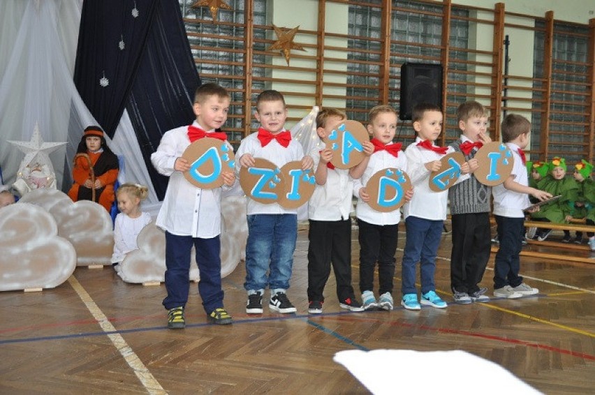 Łomnica-Zdrój. Przedszkolaki pamiętały o święcie babci i dziadka. Wystąpili dla swoich bliskich [ZDJĘCIA]