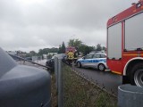 Wypadek na ulicy Romana Ratajczaka w Międzychodzie - osobowe BMW uderzyło w słup, który przewrócił się na inne auta