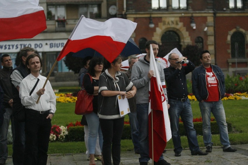 Manifestacja pod pomnikiem wdzięczności w Legnicy