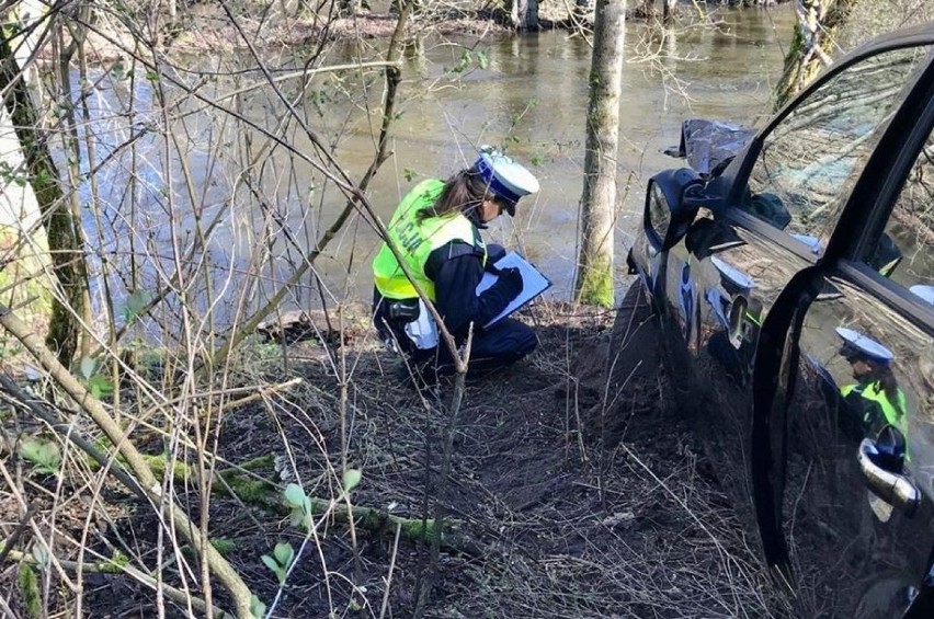 Straszna śmierć. Samochód wpadł do rzeki w okolicach miejscowości Stare Osieczno. Zginęli bardzo młodzi ludzie