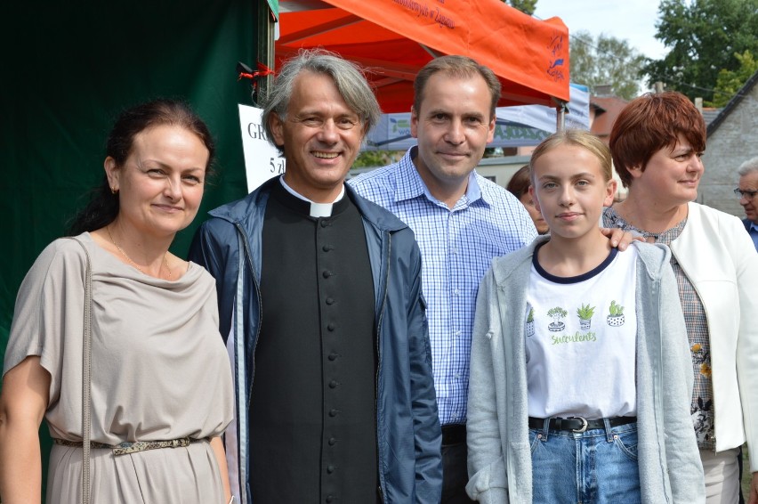 Zabawa pod kościołem Świętego Krzyża w Żaganiu. Poszukaj się...