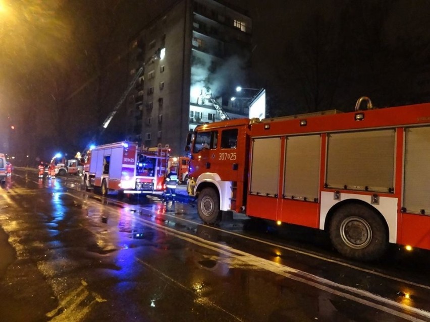 Kraków. Nocny pożar na al. Kijowskiej, trzy osoby ranne [ZDJĘCIA]