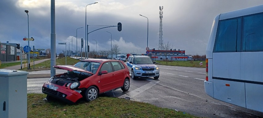 Wypadek na obwodnicy Człuchowa - samochód osobowy zderzył się z autobusem, jedna osoba w szpitalu