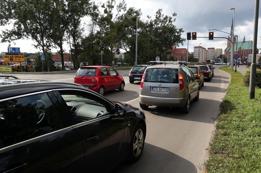 "Co za geniusz ustawiał światła przy Moście Długim"? Sygnalizacja działa fatalnie! 