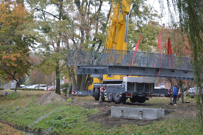 Mamy to! Nad Kłodawką jest nowy mostek. Dopiero co został zamontowany [GALERIA]