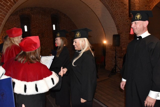 Już tradycyjnie absolwenci malborskiej filii WSG odebrali dyplomy w Karwanie.