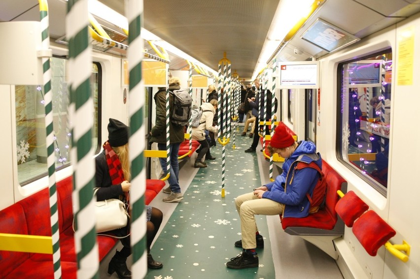 Świąteczne metro ponownie w Warszawie. Przyozdobione wagony ruszą w miasto 6 grudnia