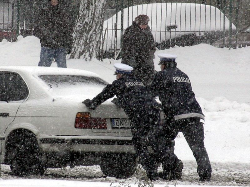 Intensywne opady śniegu w Łodzi spowodowały, że pojazdy...