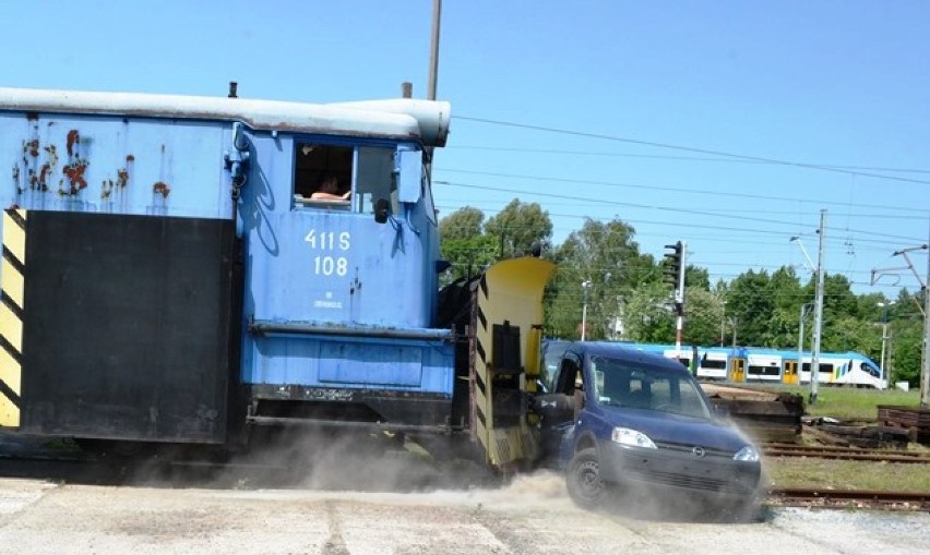 Akcja "Bezpieczny przejazd" w Bielsku-BIałej, czyli symulacja zderzenia lokomotywy z samochodem