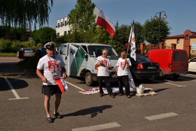 Protest pod Starostwem Powiatowym w Człuchowie. Ryszard Gołuchowski, Dariusz Kobryń.




