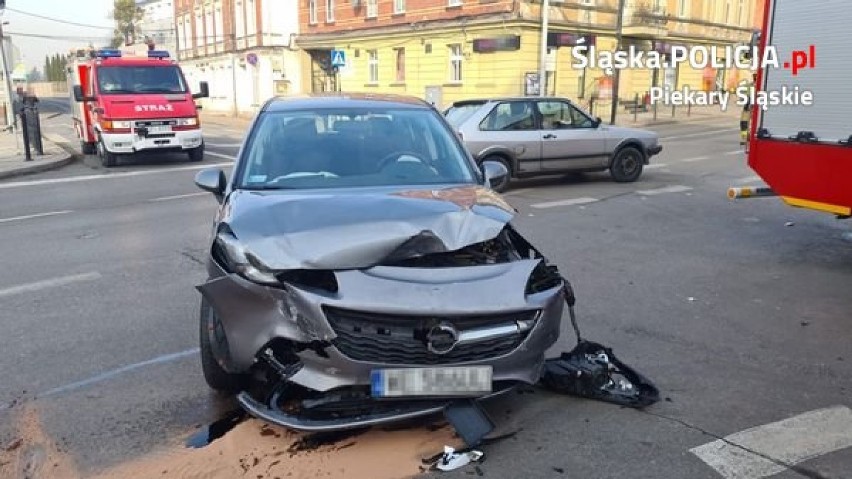 Wypadek w Piekarach Śląskich. Zderzenie samochodów na skrzyżowaniu ul. Bytomskiej z Karola Miarki. Kierowcy trafili do szpitala