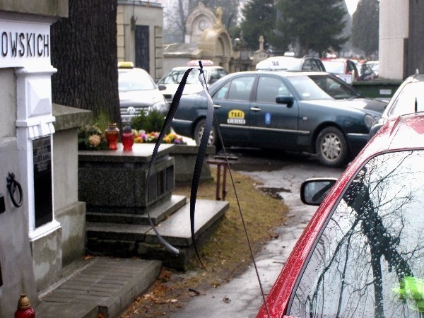 Taksówkarze przyjechali na pogrzeb samochodami udekorowanymi czarnymi wstążkami