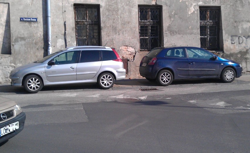 Dwa samochody stały tak zaparkowane od samego rana