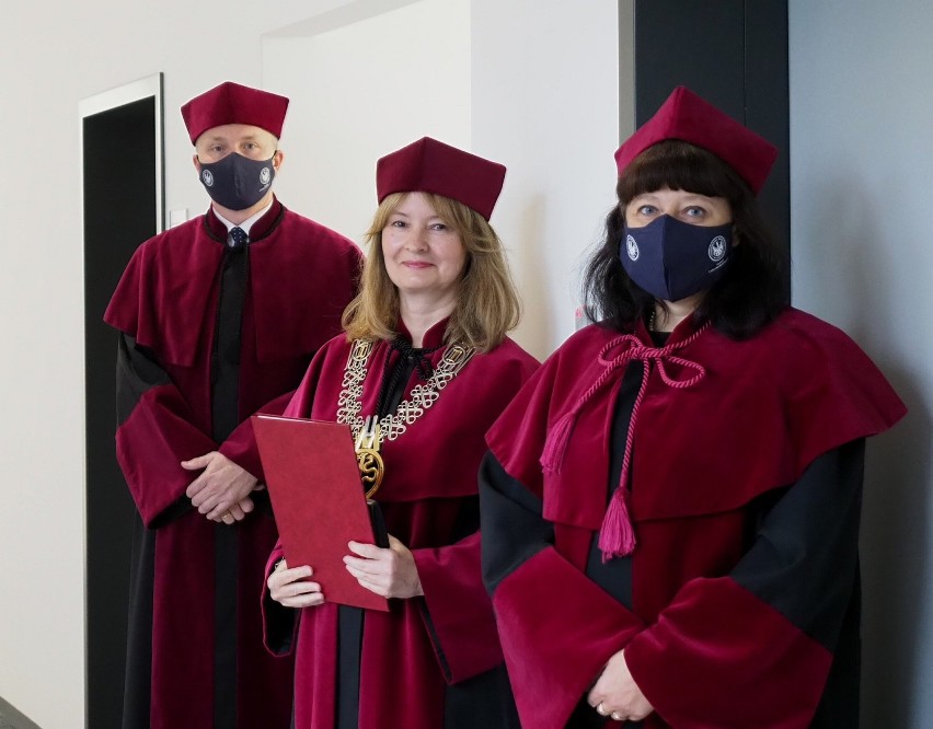 Uniwersytet Medyczny w Lublinie. Wręczono dyplomy dla przyszłych dentystów. Zobacz zdjęcia