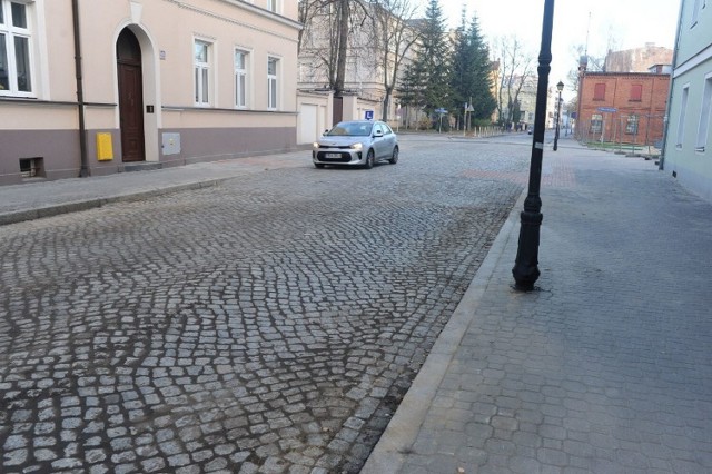 Bruk na tym odcinku ulicy Narutowicza był przekładany ostatnio w 2018 roku. Znów wymaga poprawek