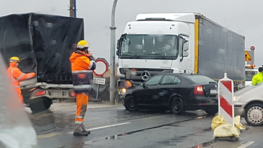 Kolizja na A1 w Twardosławicach. Na światłach ciężarówka...