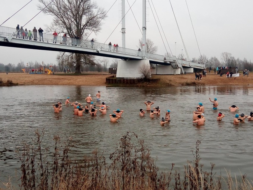 Pierwsza niedziela w 2021 roku i kąpiel 90 morsów z Warcie